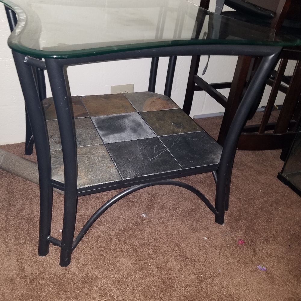 Glass top side table - Picture 2 of 3